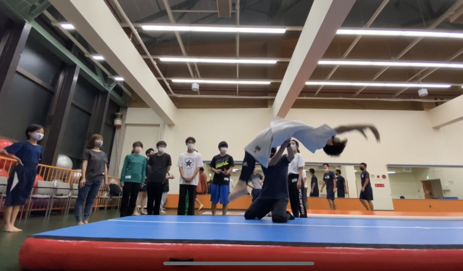 アクロバット・バク転